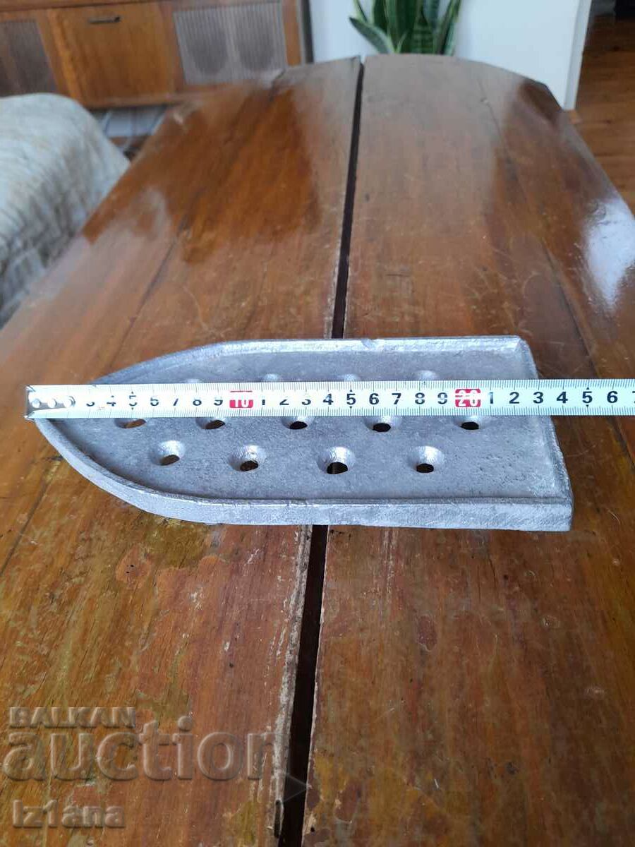 Παλιό σιδερένιο σταντ με τιμή 27.00 BGN | € 13.80