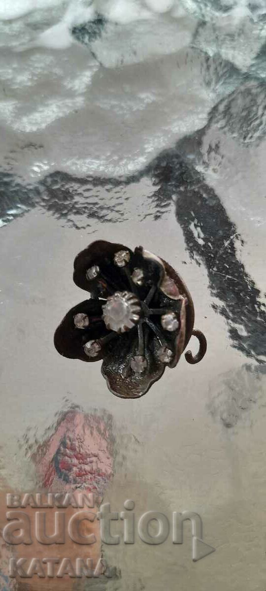 Brosa veche cu clopote cu preț 4.50 BGN | € 2.30 Brosa veche cu clopote cu preț 4.50 BGN | € 2.30