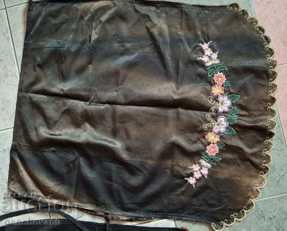 Licitație Șorțuri autentice cu broderie