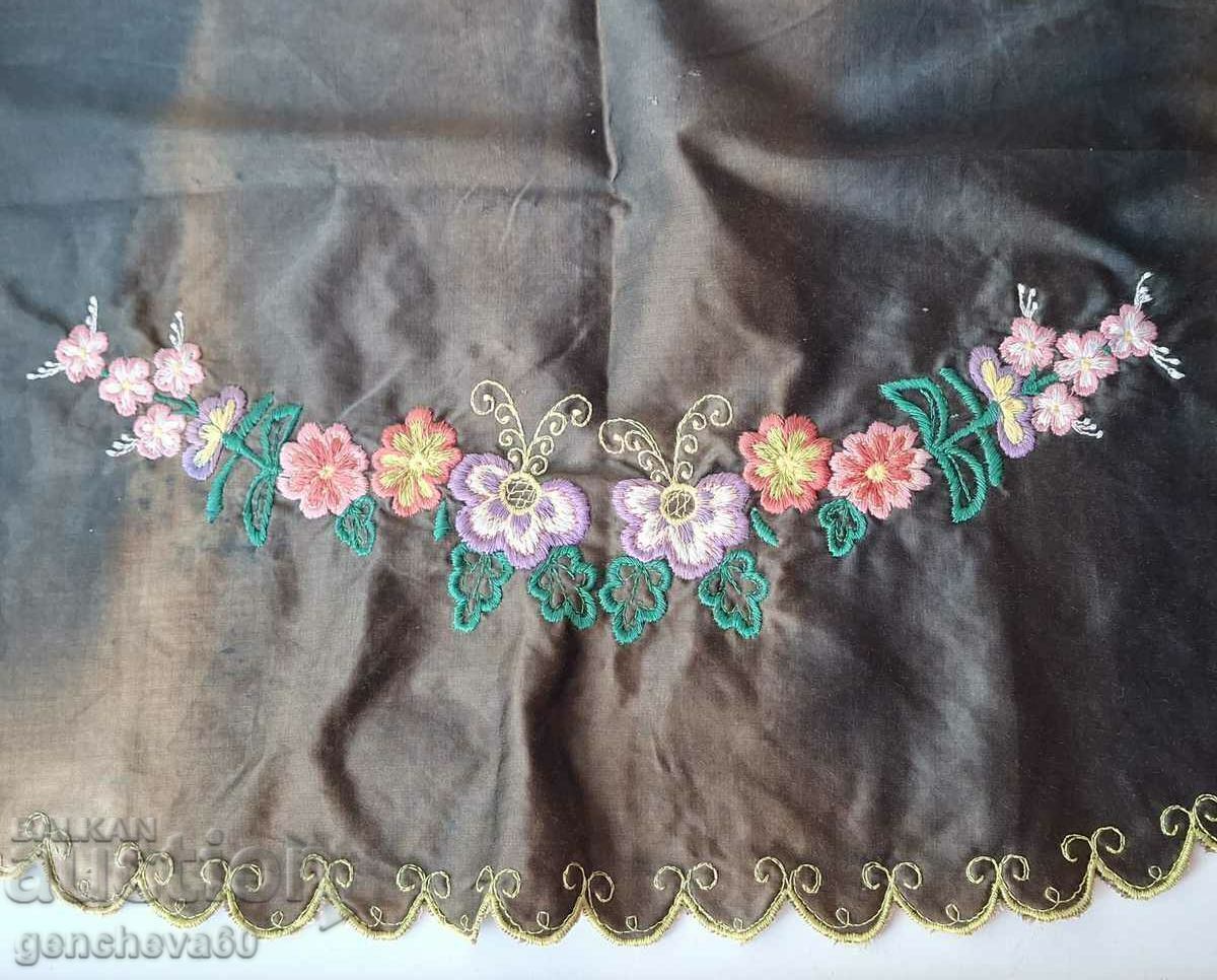 Șorțuri autentice cu broderie - 6