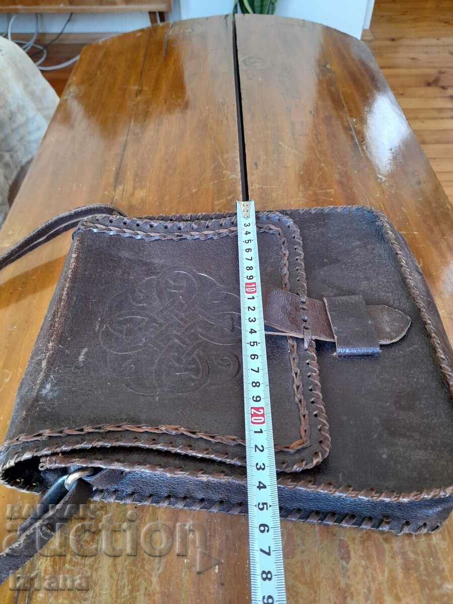 Delivery of Old ladies leather bag Delivery of Old ladies leather bag