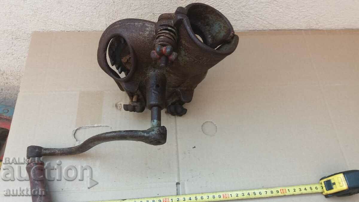 Licitație MAȘINĂ VECHE DE PORUMB MASSIV