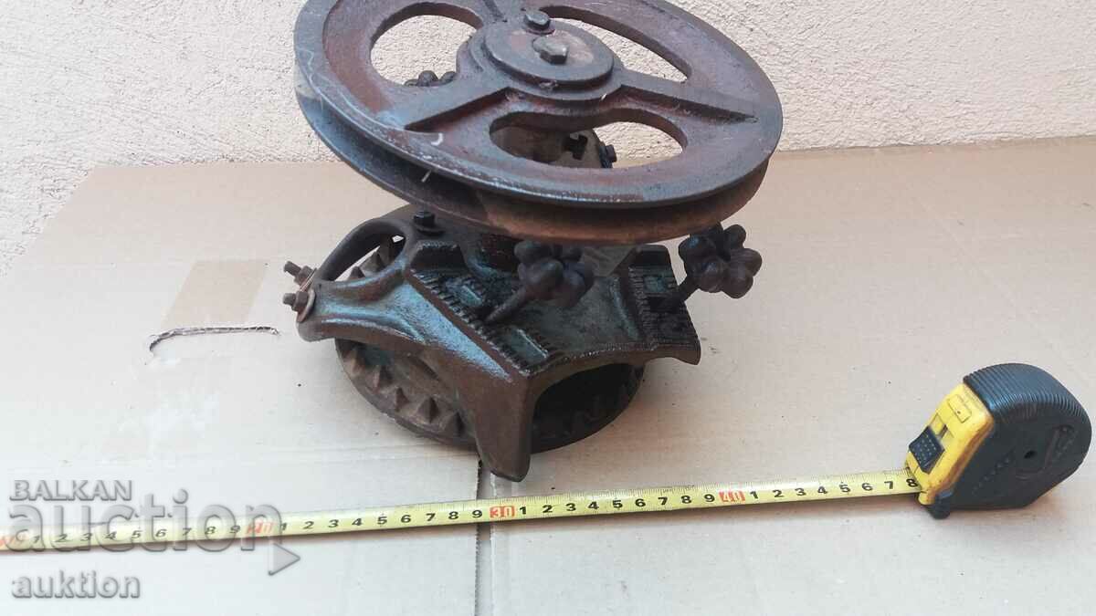 MASSIVE CORN GRINDER - 6 MASSIVE CORN GRINDER - 6