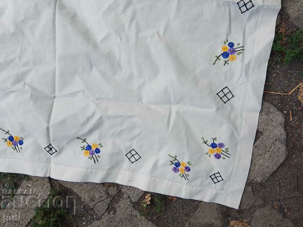 Licitație Fata de masa cu broderie noua Licitație Fata de masa cu broderie noua