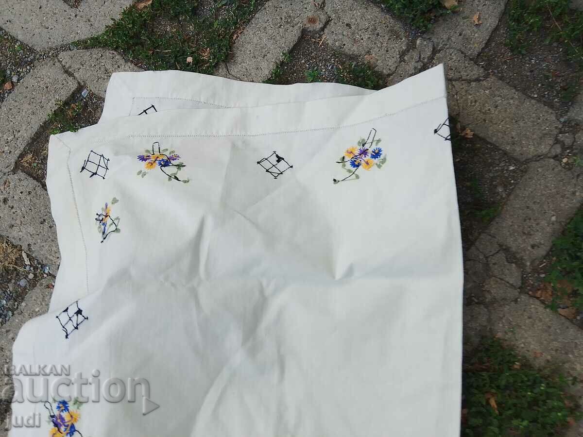 Livrarea Fata de masa cu broderie noua Livrarea Fata de masa cu broderie noua