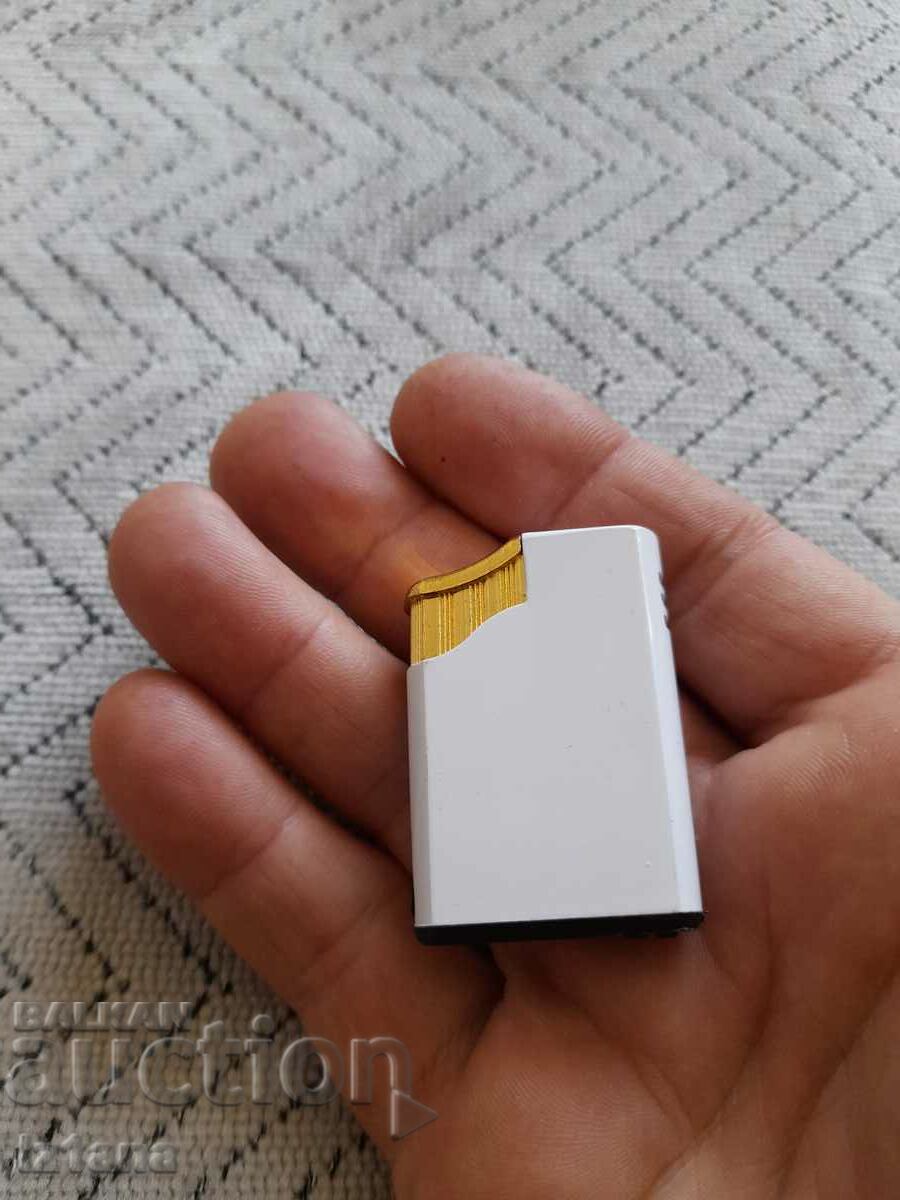 Auction An old Marlboro lighter Auction An old Marlboro lighter