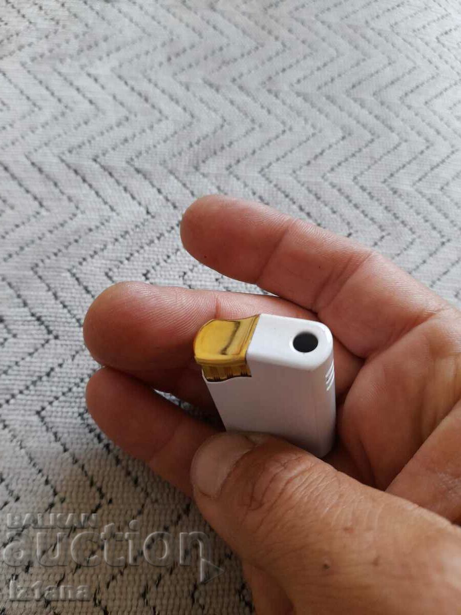 Delivery of An old Marlboro lighter Delivery of An old Marlboro lighter