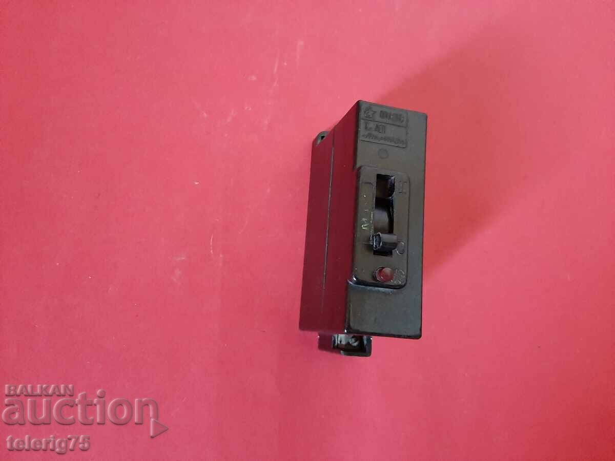 Auction Bakelite Automatic Single Pole Circuit Breaker-50A-1964. Auction Bakelite Automatic Single Pole Circuit Breaker-50A-1964.