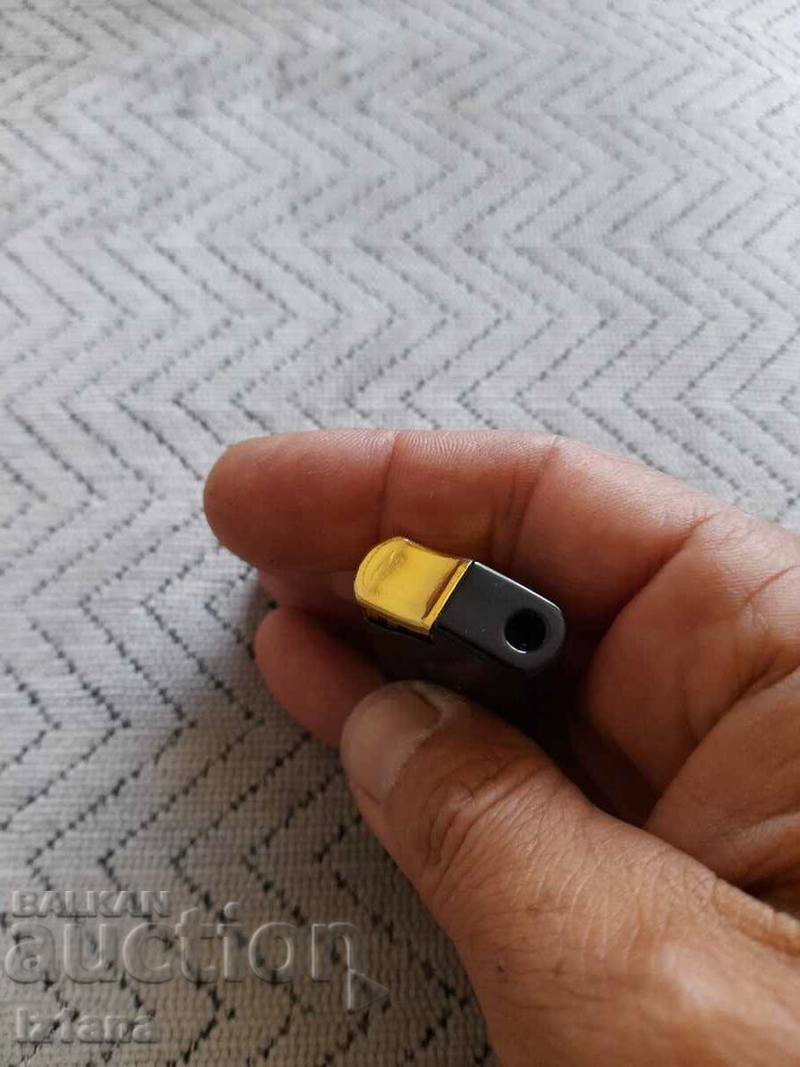 Delivery of Old Rothmans lighter Delivery of Old Rothmans lighter