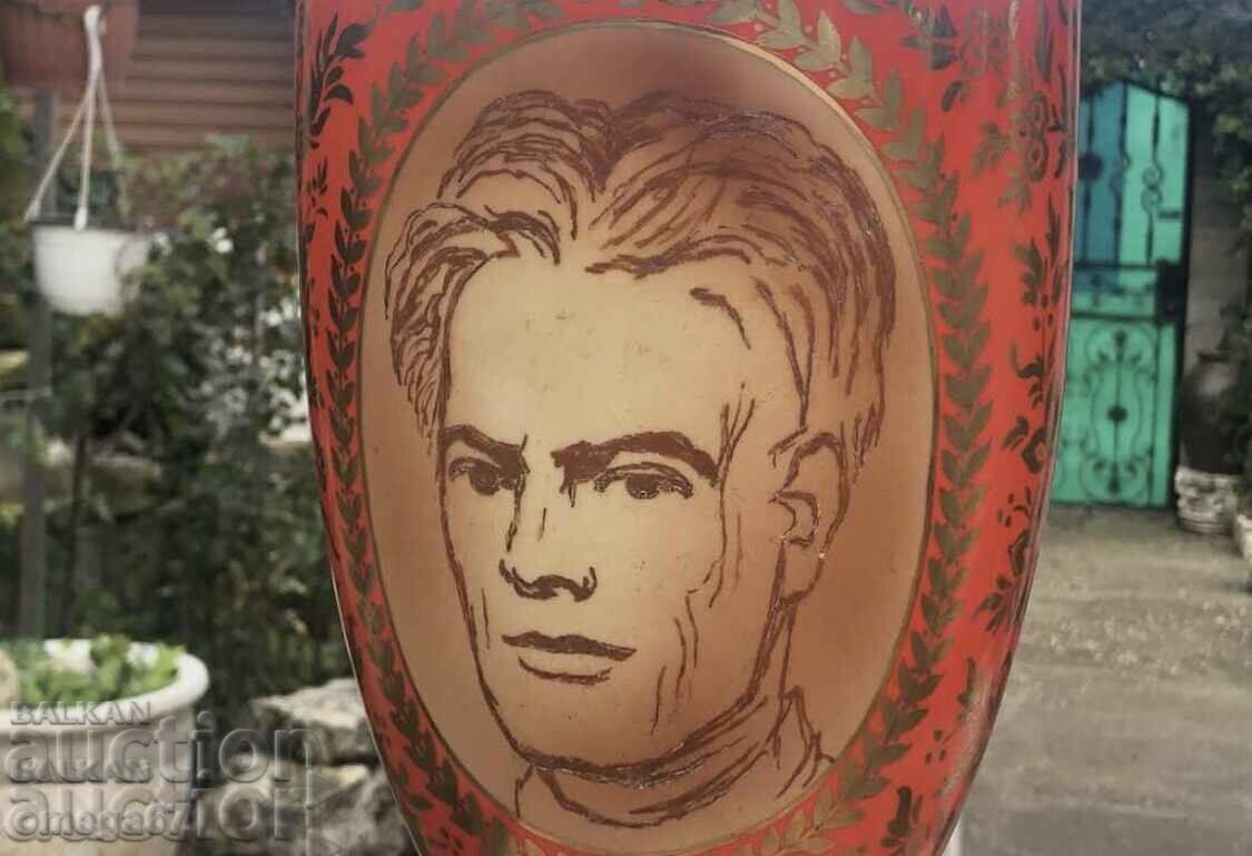 Livrarea Vaza unica din portelan din 1967 Nikola Y. Vaptsarov!!! Livrarea Vaza unica din portelan din 1967 Nikola Y. Vaptsarov!!!