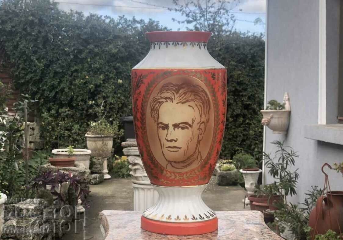 Vaza unica din portelan din 1967 Nikola Y. Vaptsarov!!! Vaza unica din portelan din 1967 Nikola Y. Vaptsarov!!!