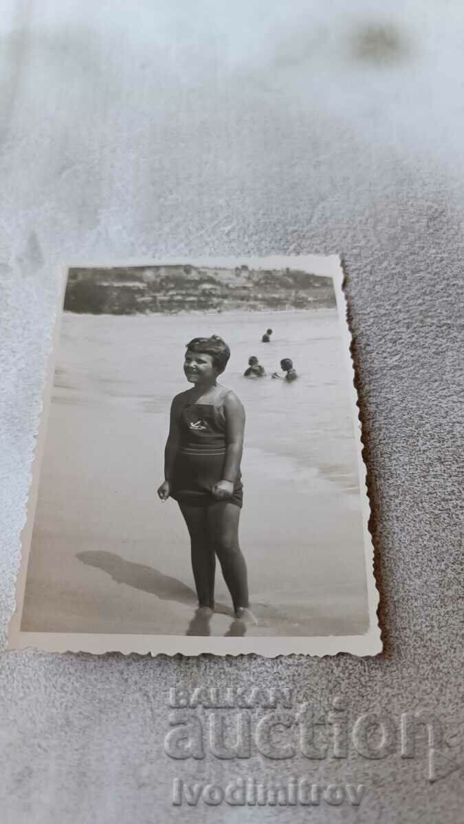 Foto Fată în costum de baie de epocă pe plajă 1937