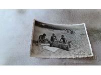 Photo Man and three boys on the beach