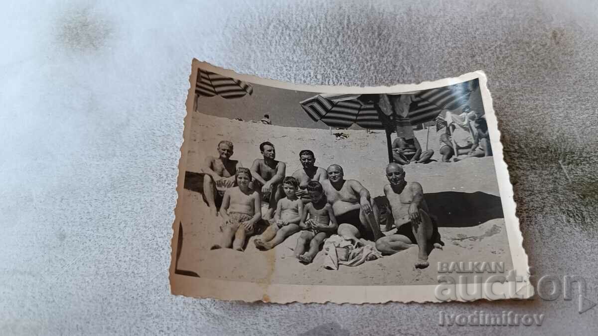 Photo Men women and children on the beach