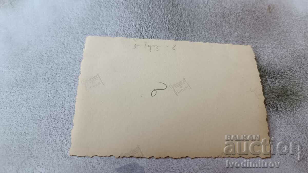 Φωτογραφία Άνδρες και γυναίκες σε έναν βράχο πάνω από τη θάλασσα με τιμή 1.65 BGN | € 0.84