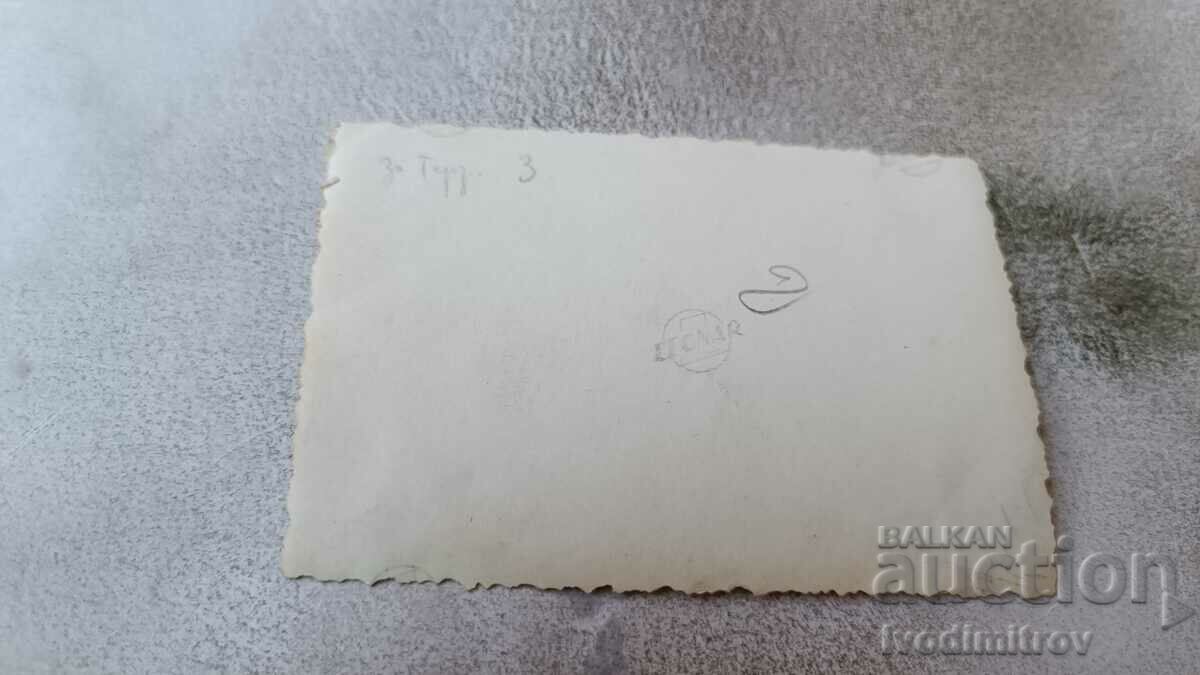 Photo Young men and women sitting on the lawn with price 1.45 BGN | € 0.74 Photo Young men and women sitting on the lawn with price 1.45 BGN | € 0.74