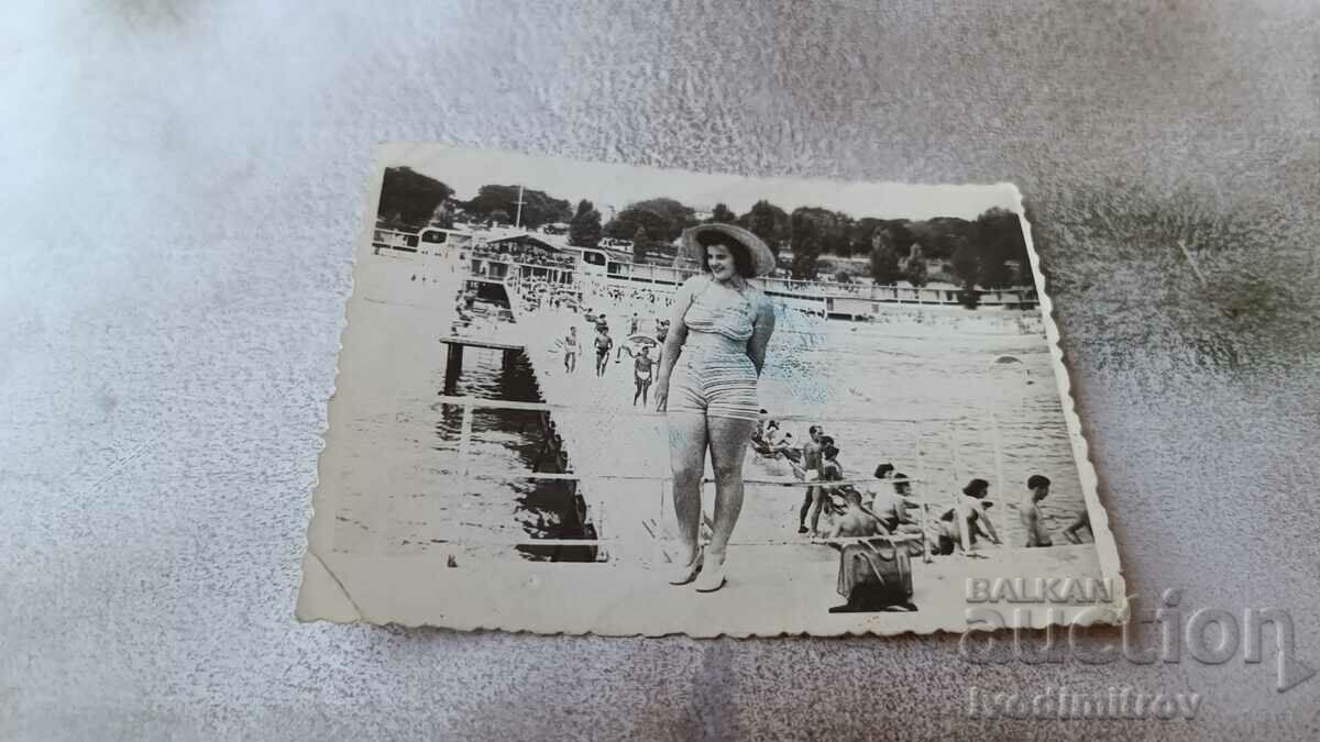 Photo Woman in a vintage swimsuit on the pier