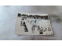 Photo Woman in a vintage swimsuit on the pier