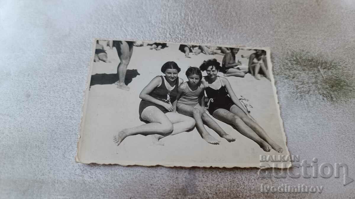 Photo Varna Three young girls on the beach 1941