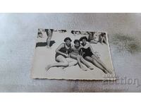 Fotografie Varna Trei fete tinere pe plajă 1941