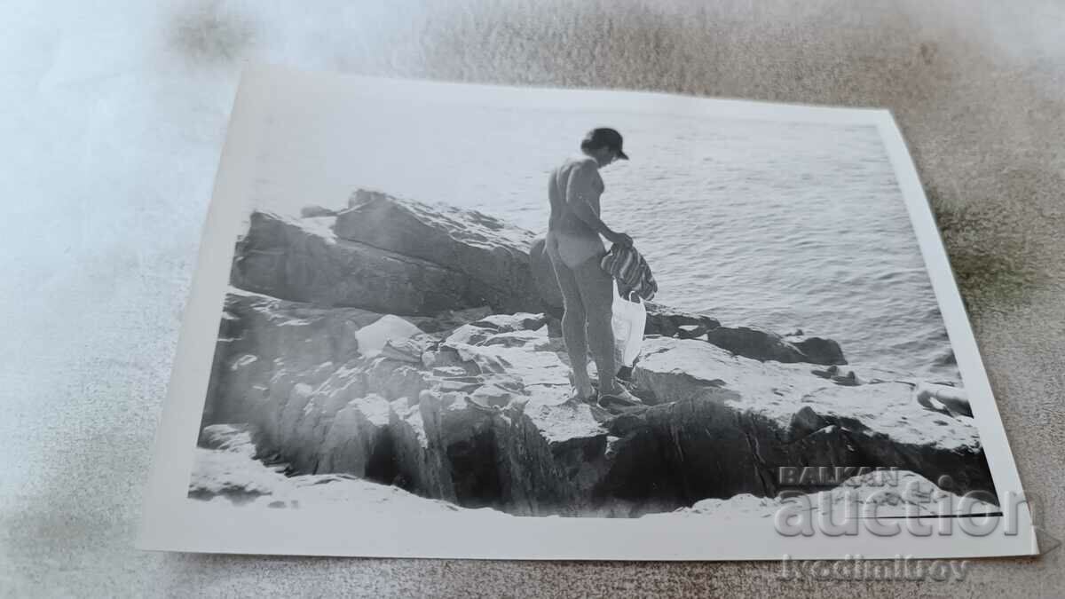 Photo Man on the rocks above the sea