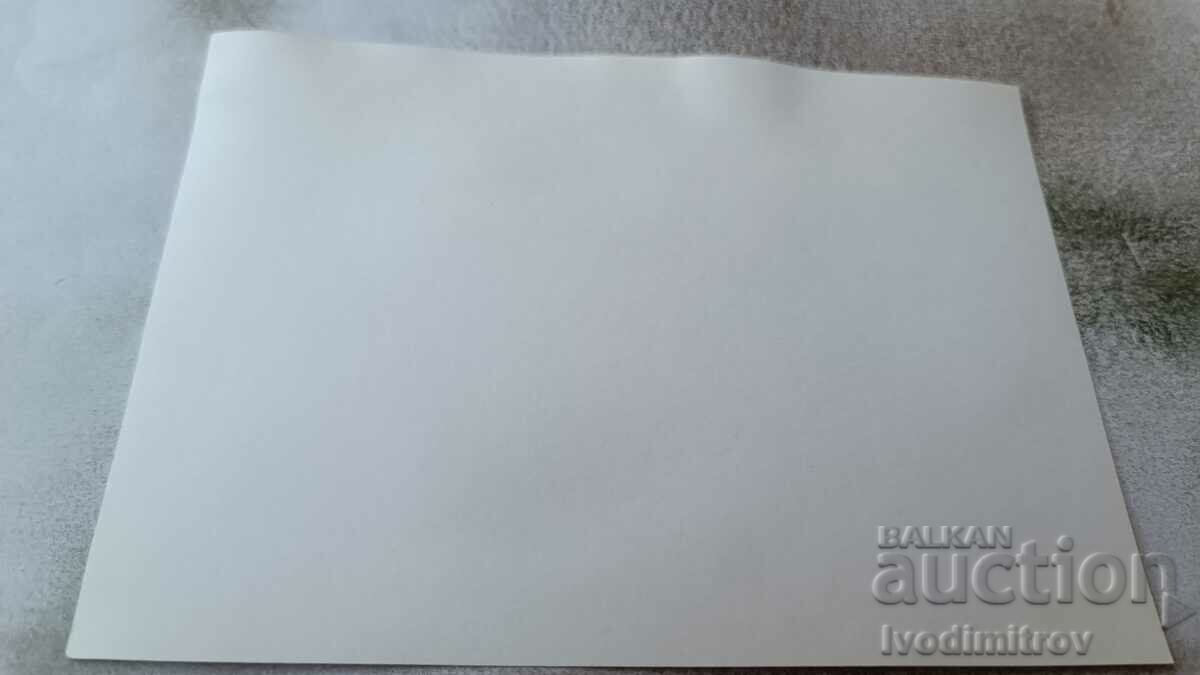 Φωτογραφία Δύο άντρες με μαγιό σε έναν γκρεμό πάνω από τη θάλασσα με τιμή 2.35 BGN | € 1.20 Φωτογραφία Δύο άντρες με μαγιό σε έναν γκρεμό πάνω από τη θάλασσα με τιμή 2.35 BGN | € 1.20