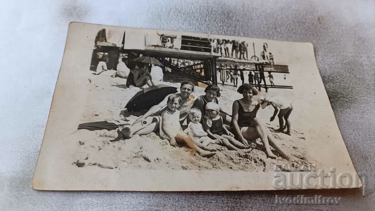 Photo Man woman young girl and children beach