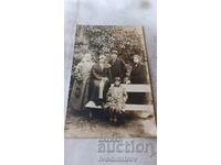 Photo Man, women and young girl sitting on a park bench 1927