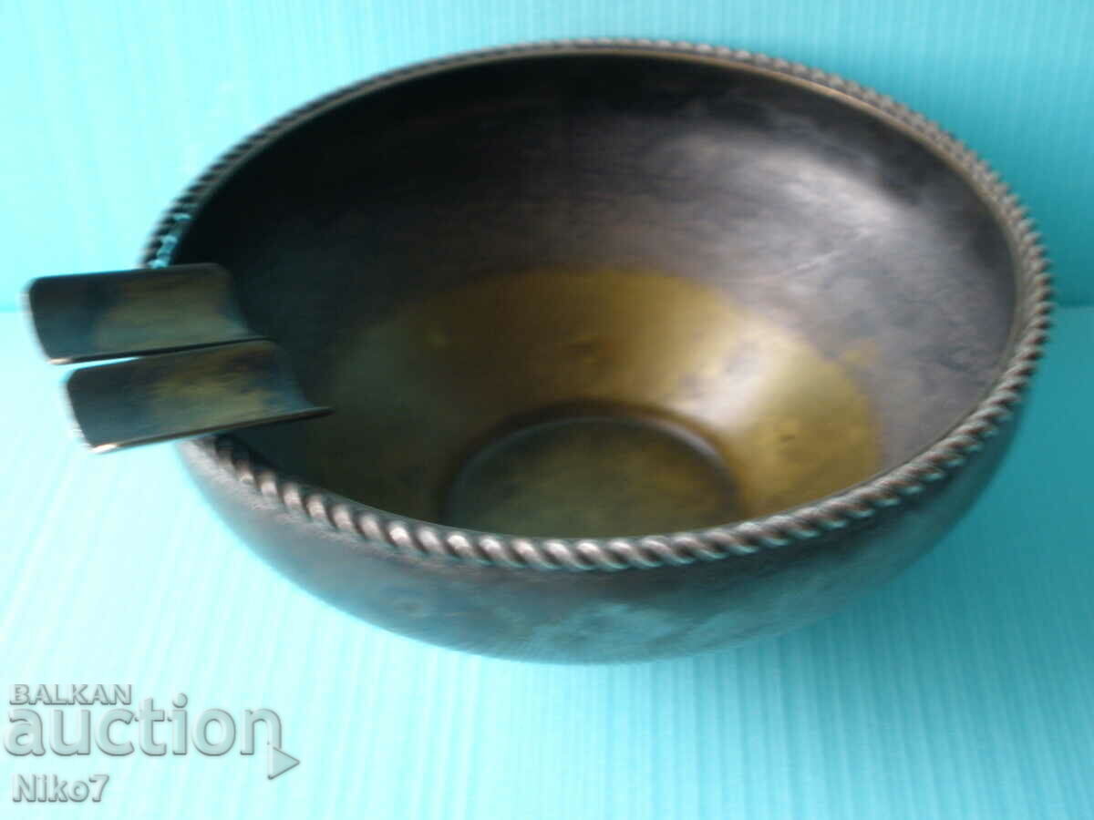 Antique, massive, bronze ashtray for cigars. with price 99.99 BGN | € 51.12 Antique, massive, bronze ashtray for cigars. with price 99.99 BGN | € 51.12