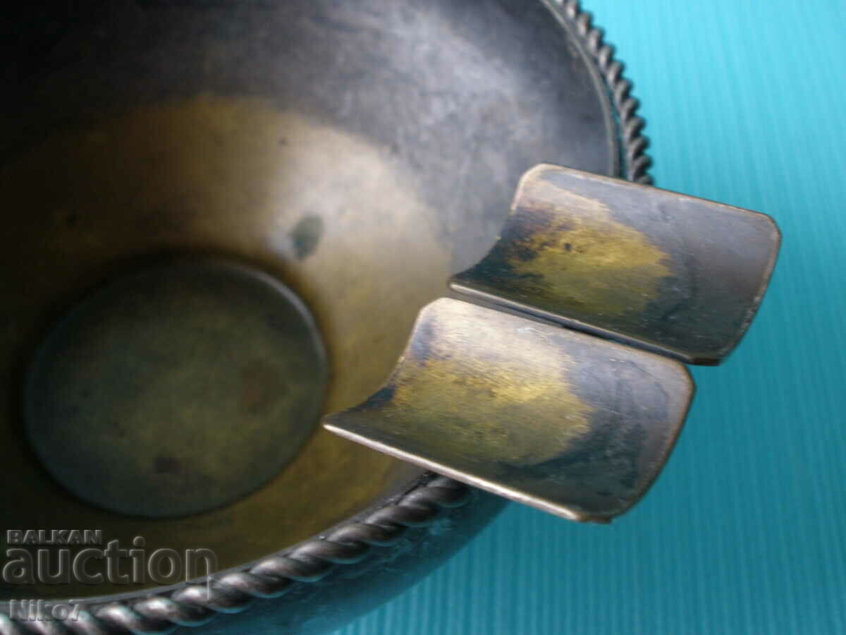 Delivery of Antique, massive, bronze ashtray for cigars. Delivery of Antique, massive, bronze ashtray for cigars.