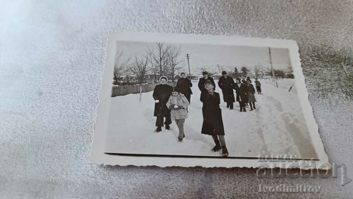 Photo Men women and children on the road in winter