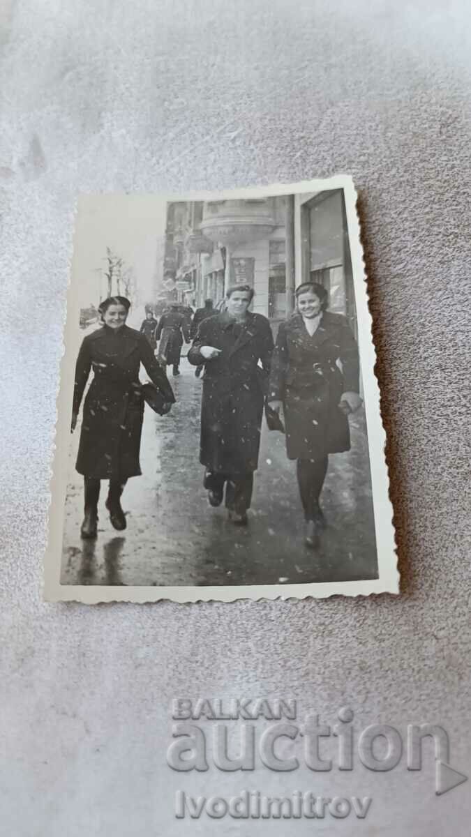 Photo Sofia A man and two young girls on a walk