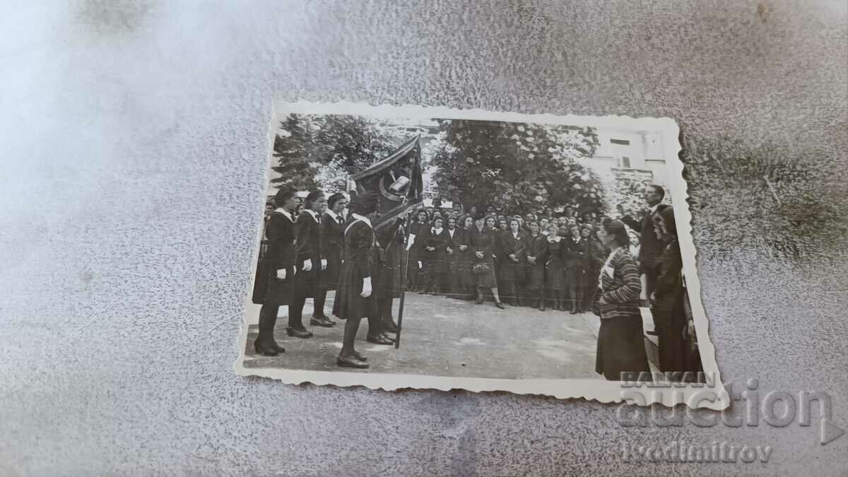 Photo Sofia V class students standing in the square