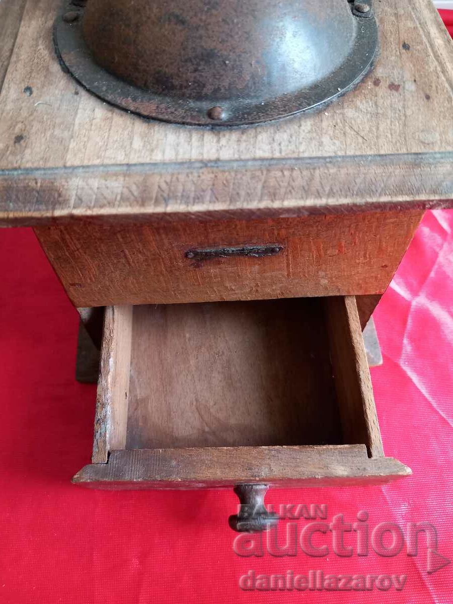 Livrarea Moara mare frantuzeasca veche din secolul al XIX-lea, rasnita de cafea Livrarea Moara mare frantuzeasca veche din secolul al XIX-lea, rasnita de cafea