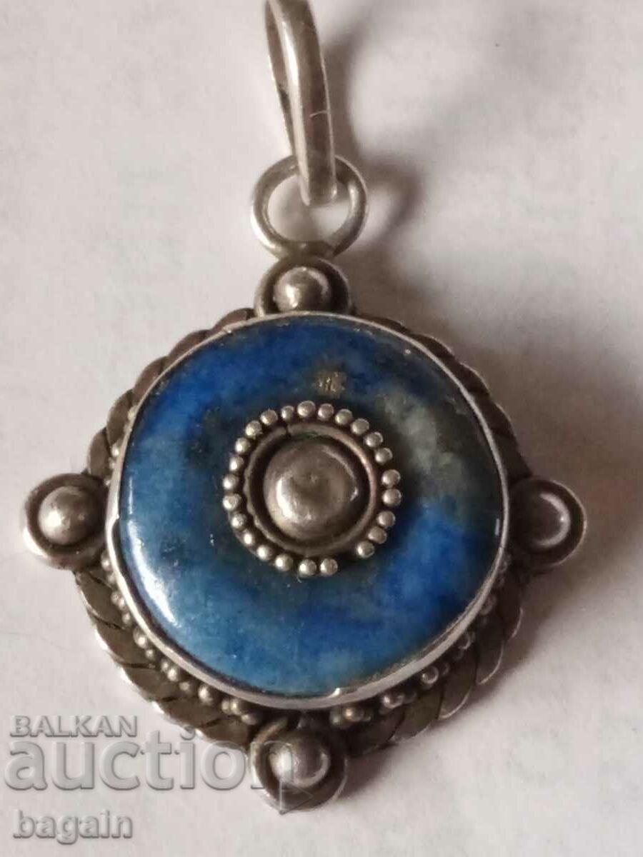 Medalină unică din argint, lapis lazuli.