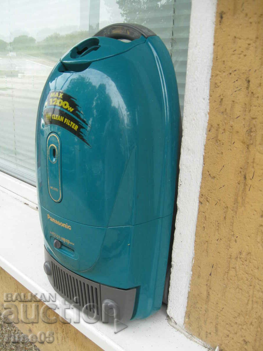 Auction Vacuum cleaner "Panasonic - MC-E752" working Auction Vacuum cleaner "Panasonic - MC-E752" working