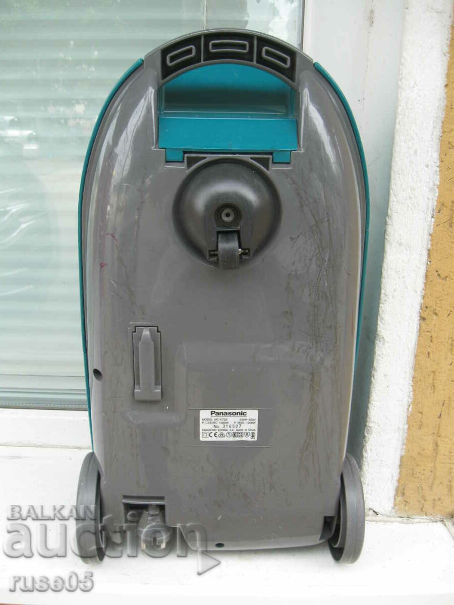 Delivery of Vacuum cleaner "Panasonic - MC-E752" working Delivery of Vacuum cleaner "Panasonic - MC-E752" working