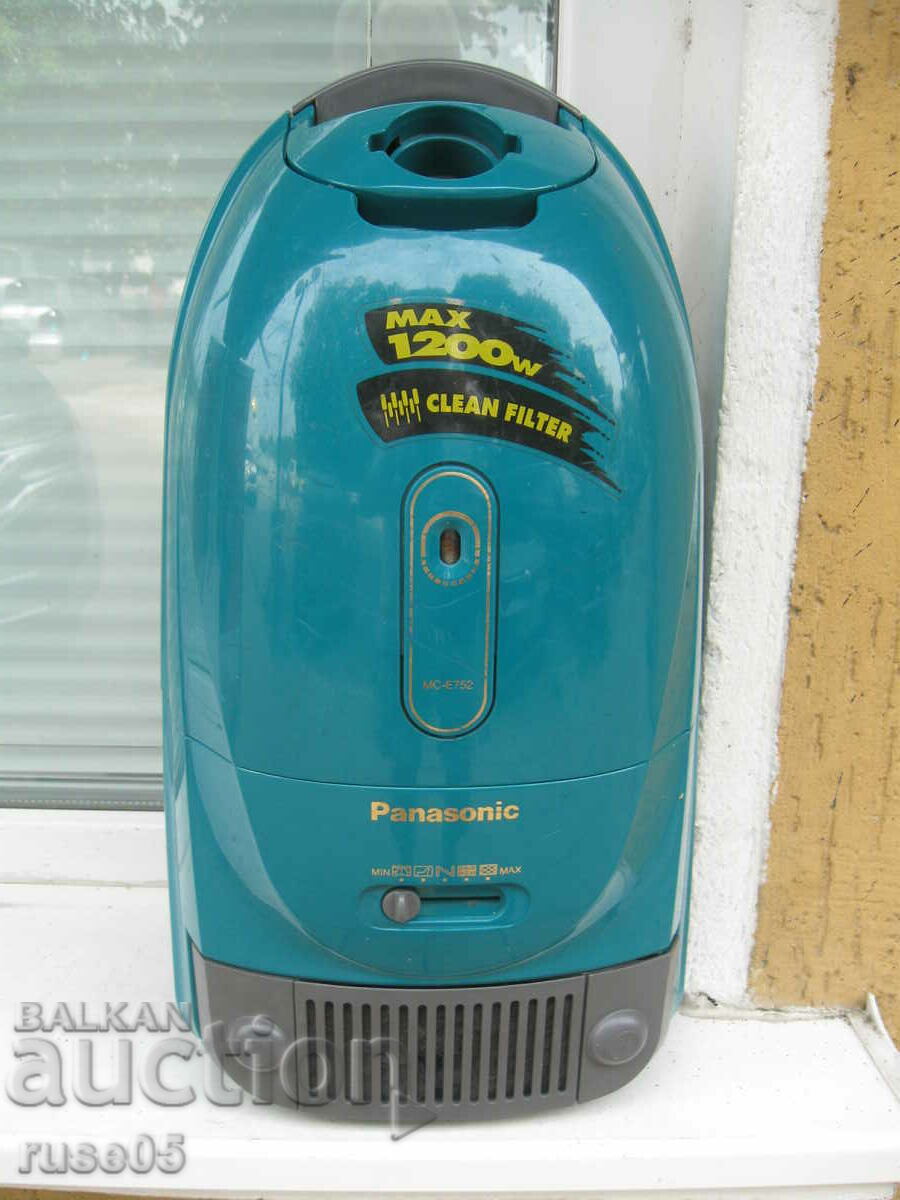 Vacuum cleaner "Panasonic - MC-E752" working