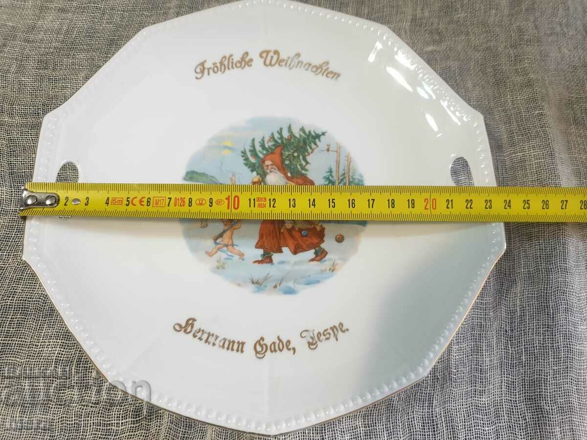 Auction Porcelain plate, saucer with Christmas motif Auction Porcelain plate, saucer with Christmas motif