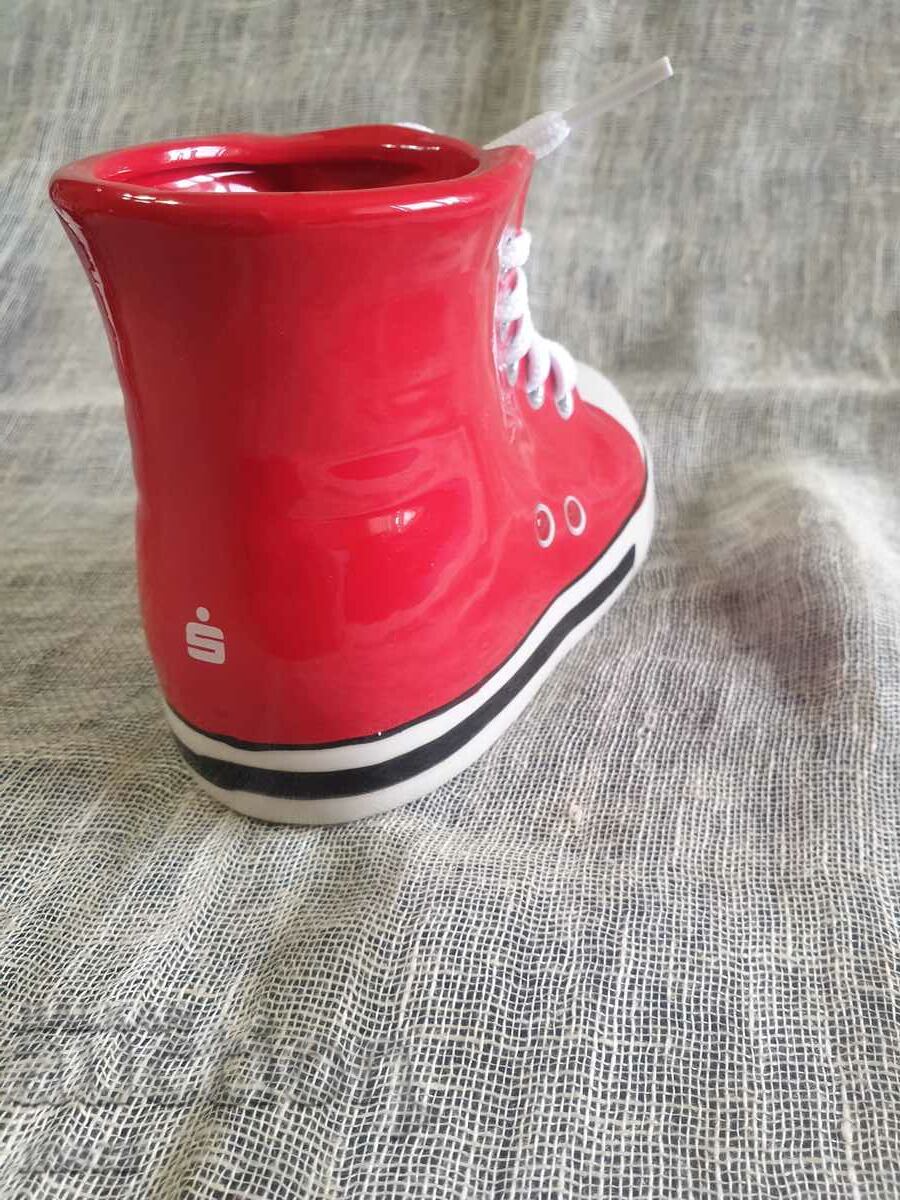 Δημοπρασία Πορσελάνινη μολυβοθήκη - sneaker