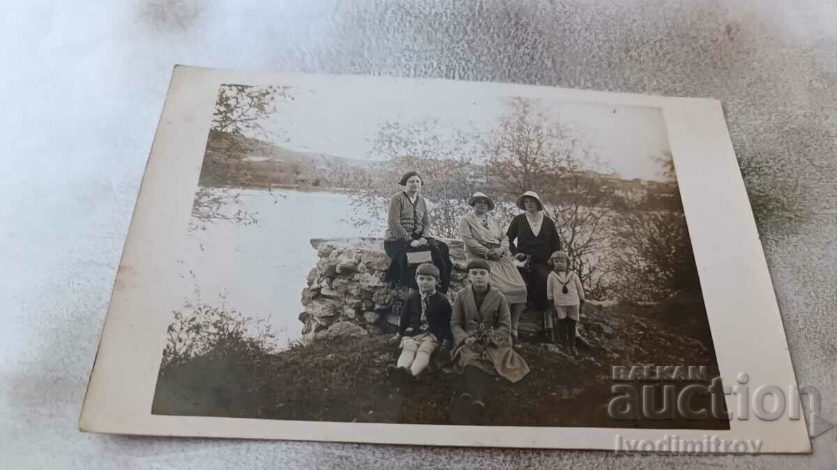 Fotografie Simeonovgrad Trei femei și trei copii lângă râu 1931