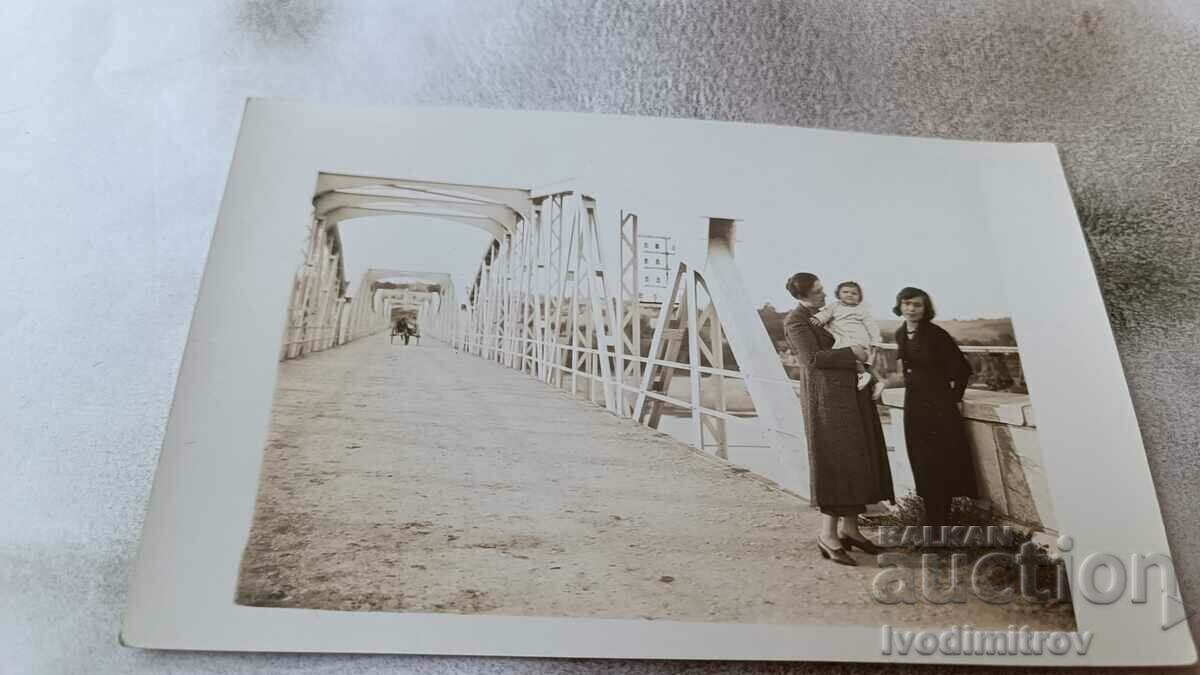 Снимка Симеоновградъ Две жени и бебе на мост над река Марица