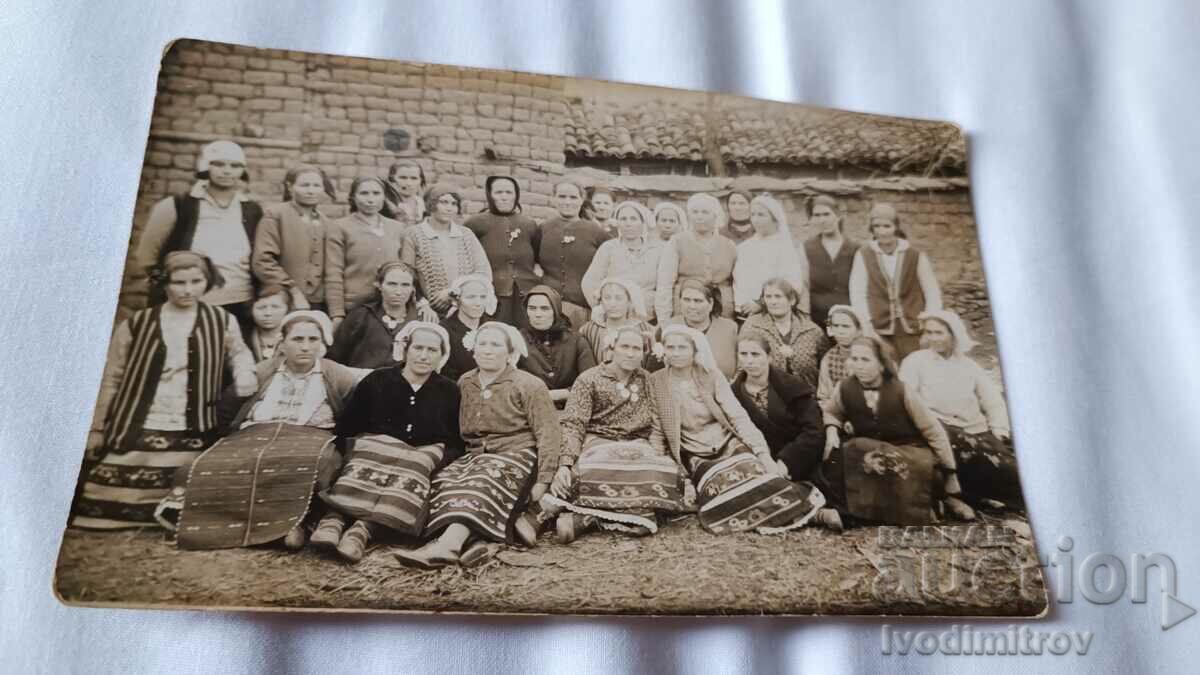 Photo Women and girls in traditional clothing