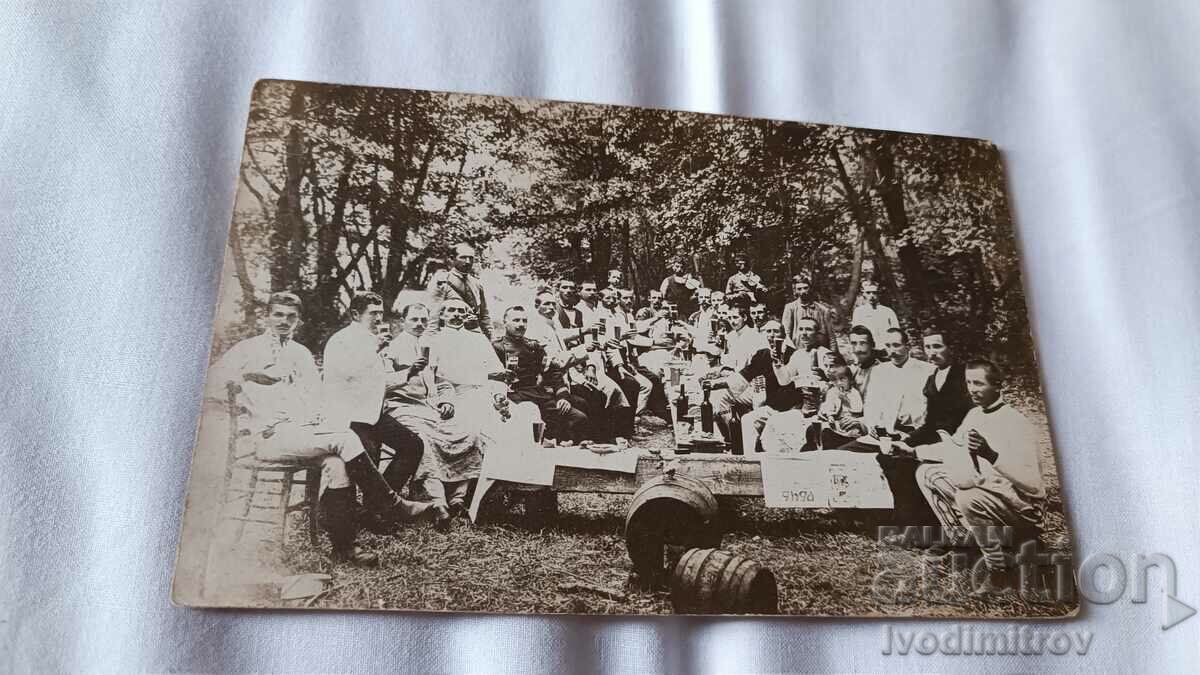 Photo Officers and men having a drink at a picnic