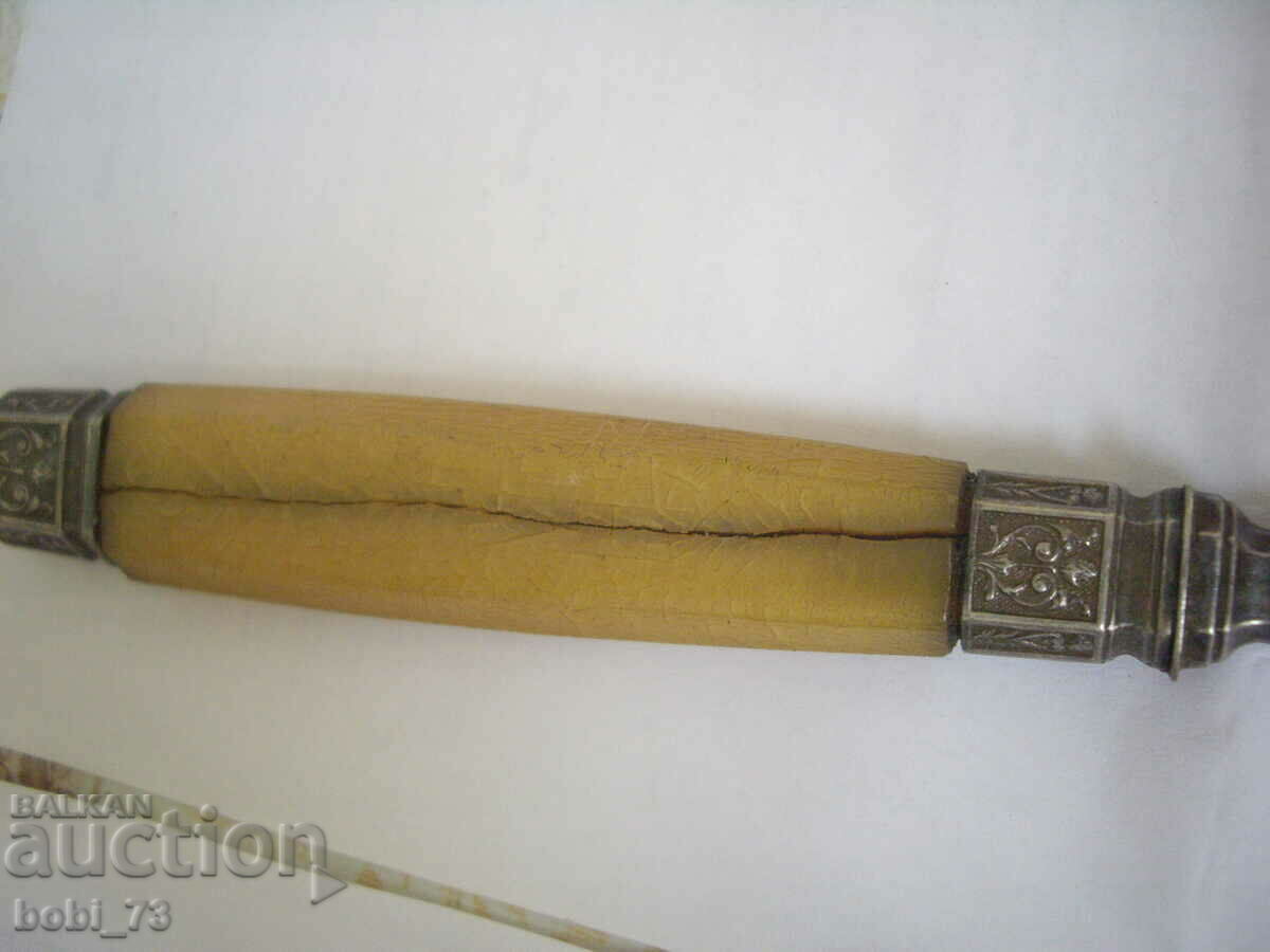 Delivery of Old bone utensils. Delivery of Old bone utensils.