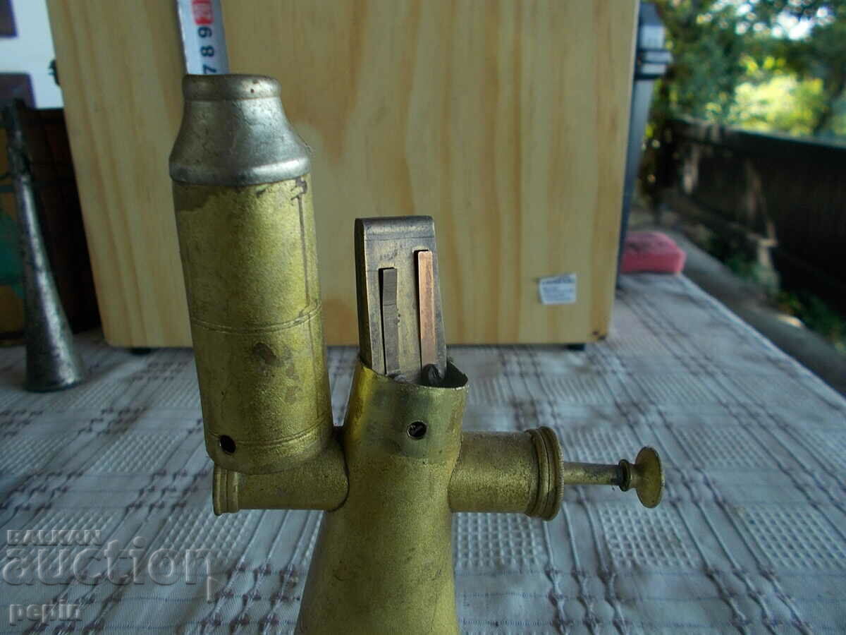 Two-tone horn with price 15.00 BGN | € 7.67 Two-tone horn with price 15.00 BGN | € 7.67