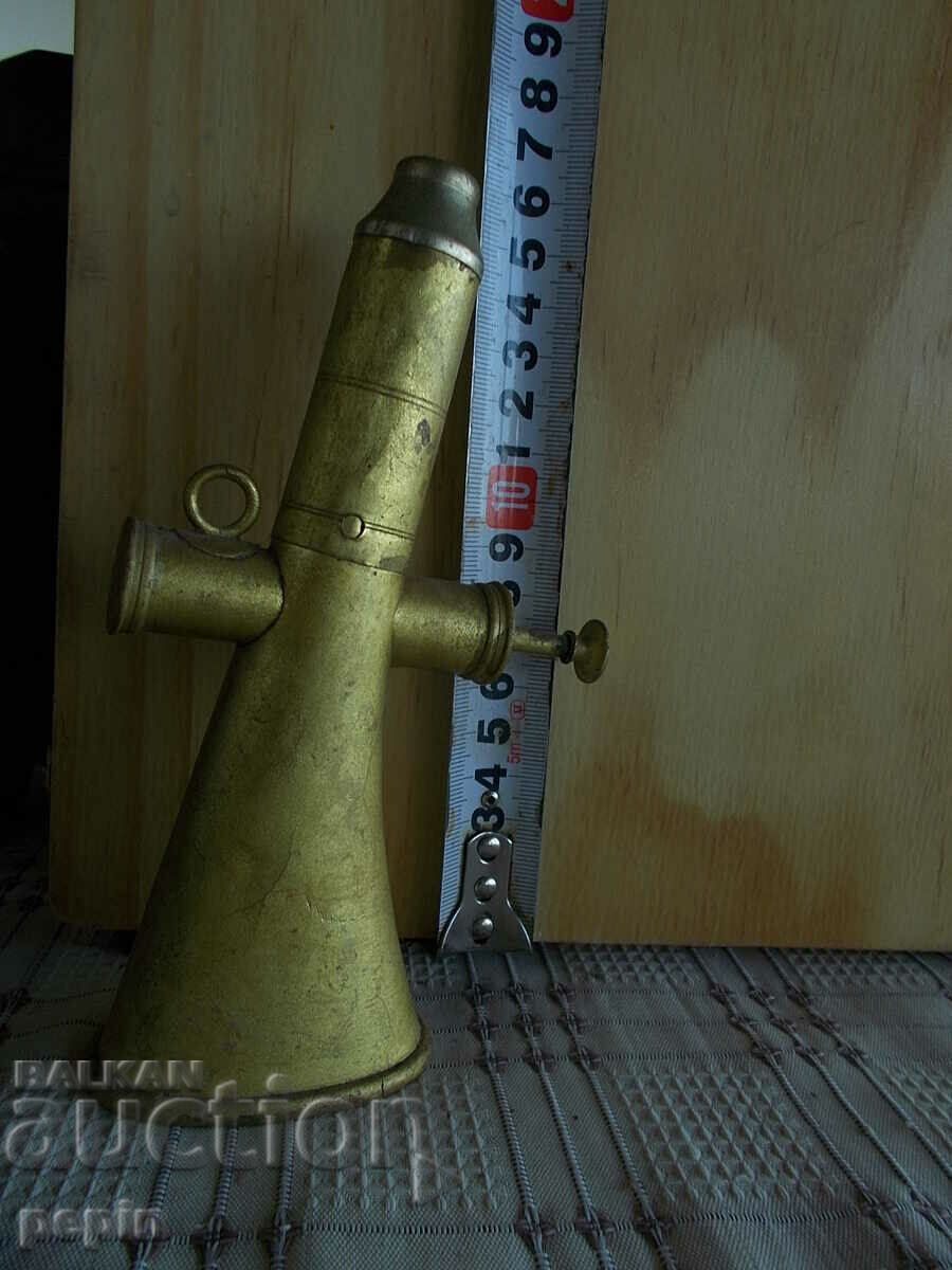 Auction Two-tone horn Auction Two-tone horn