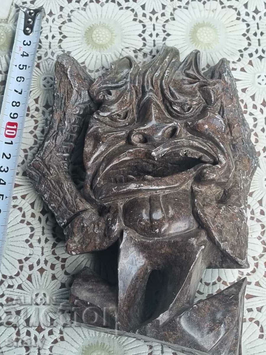 Figura veche de piatră. Sculptură