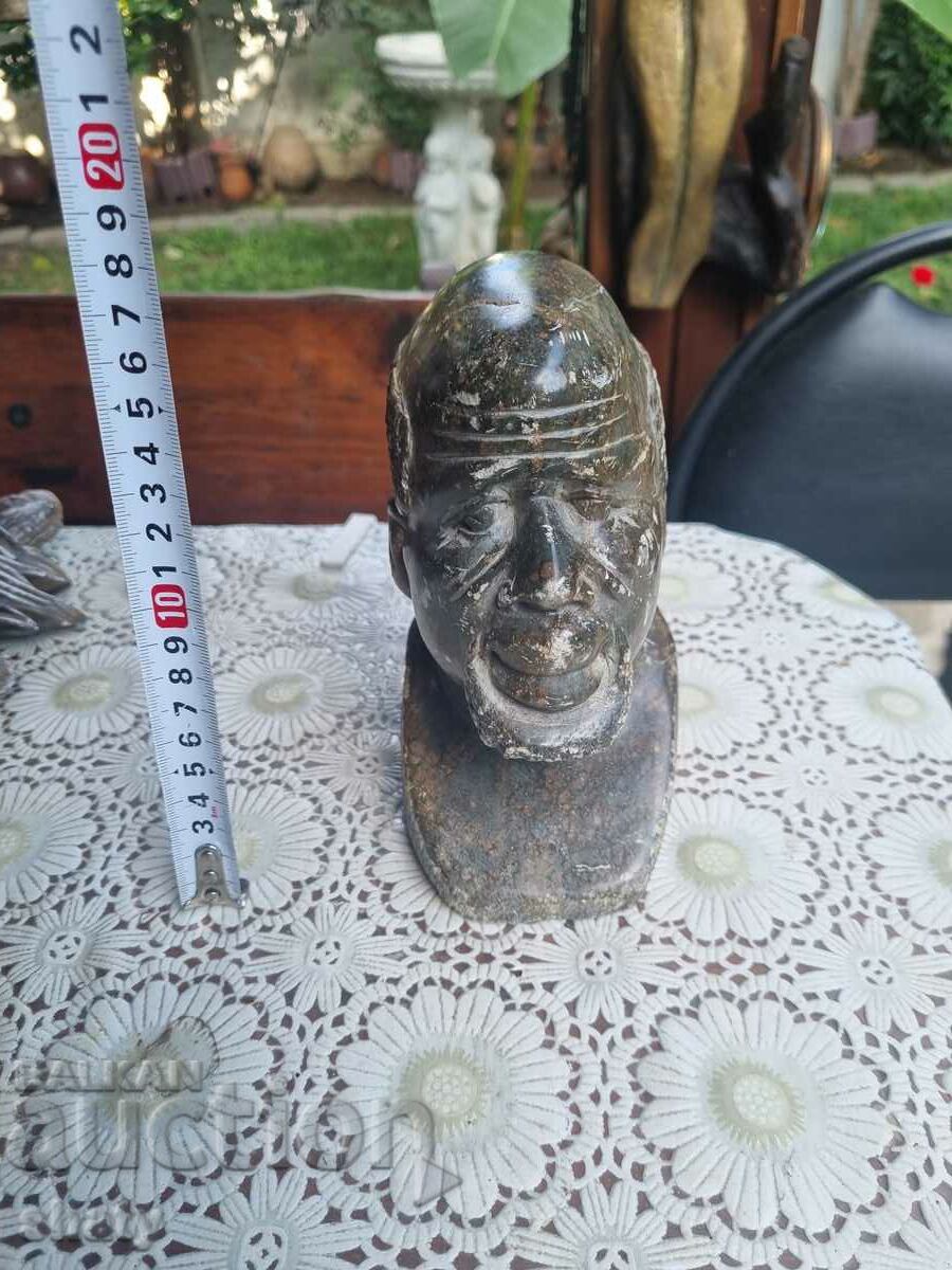 Figura veche de piatră. Sculptură