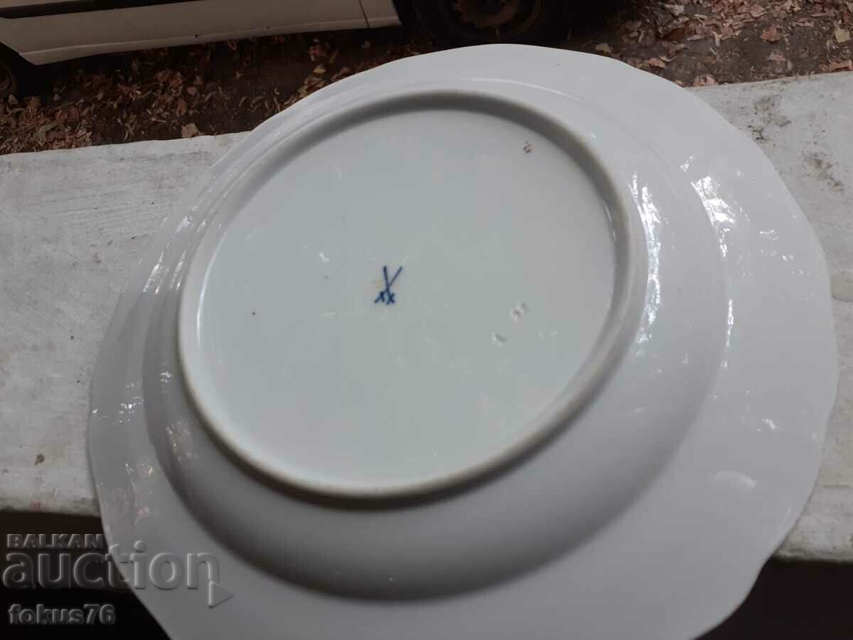 Auction Old Meissen porcelain plate Auction Old Meissen porcelain plate